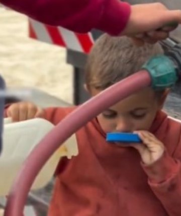 Gazzeli çocuğun bir damla suyu içmeye çalıştığı anlar kameralara yansıdı