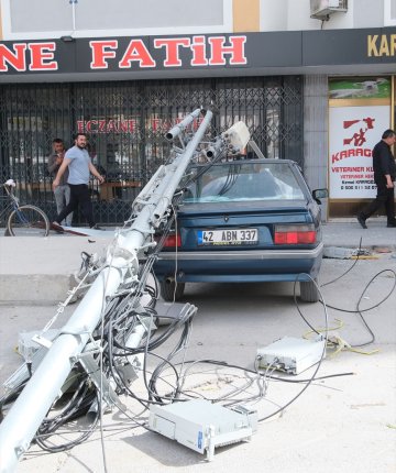 Konya’da çatıdaki baz istasyonu park halindeki aracın üzerine devrildi