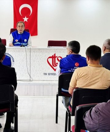 Konya’da hacı adaylarına rehberlik yapacak din görevlilerine eğitim verildi