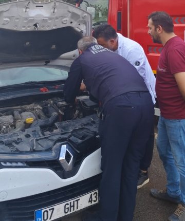Konya’da otomobilin motor kısmına kedi yavrusu sıkıştı!