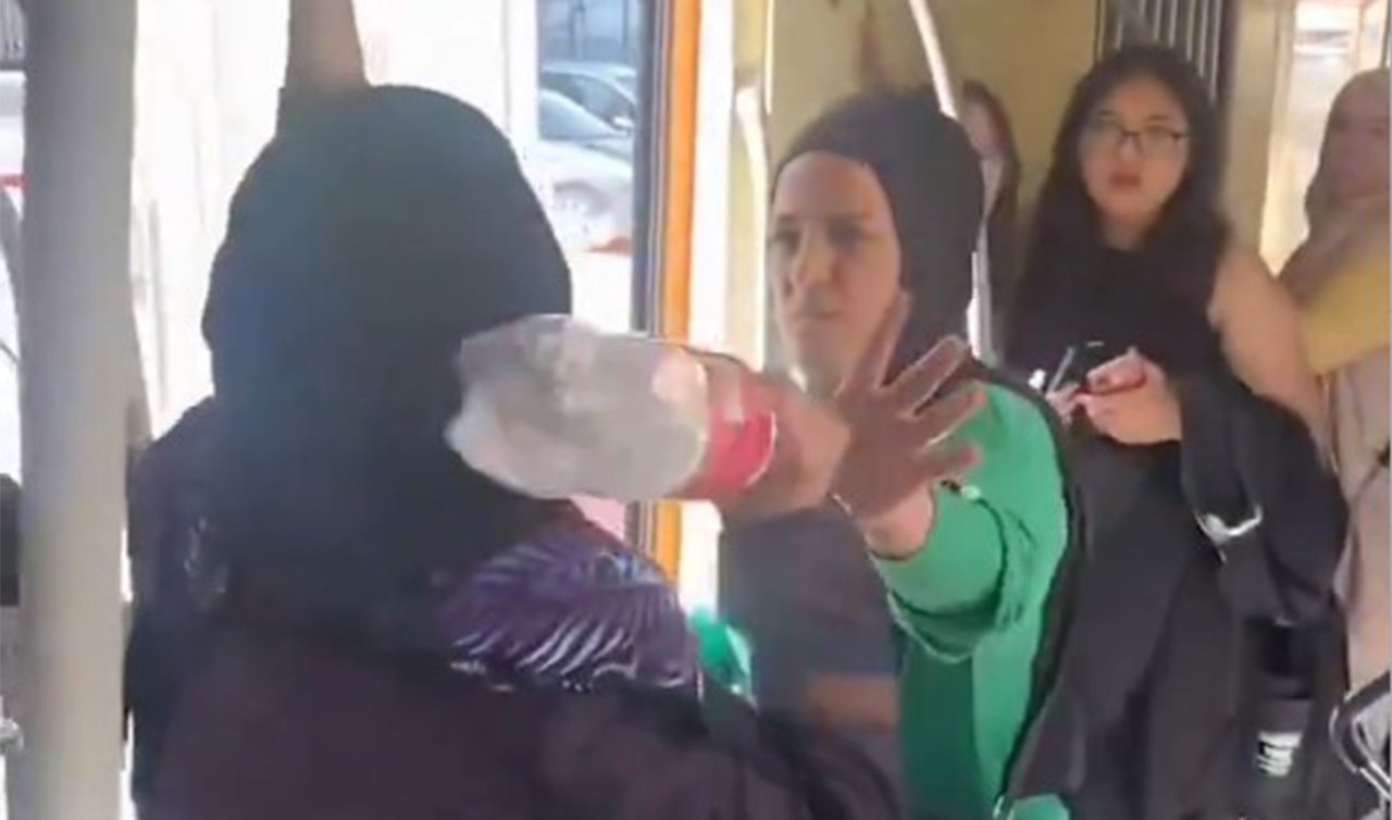 Yabancı uyruklu bir kadın tramvayda Türk vatandaşlarına saldırdı!