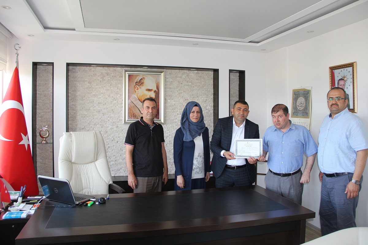 Görme engelli öğrenciye diplomasını Kaymakam Kılınç verdi