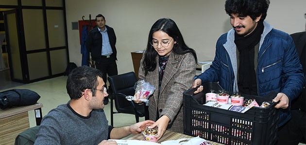 ÖĞRENCİLERE '' ANNE ELİ DEĞMİŞ  GİBİ'' İKRAM 