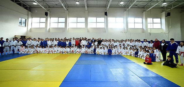 BAŞKAN ALTAY, 8 İLDEN KONYA’da KAMP YAPAN JUDOCULARLA BULUŞTU