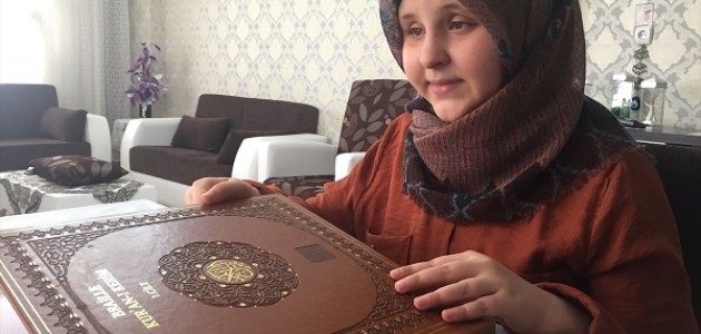 Ortaokul öğrencisi görme engelli Ravzanur 12 ayda hafız oldu