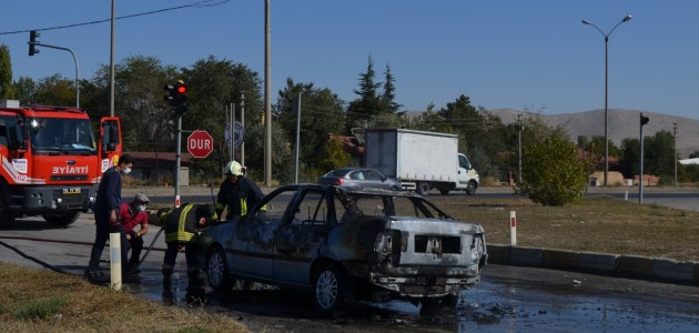  Ilgın'da Trafik Işıklarında Bekleyen Araç Yandı