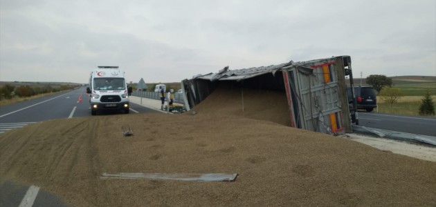 Ilgın'da Buğday Yüklü Tır Devrildi: 1 Yaralı