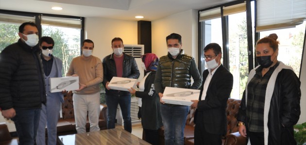Akşehir'de 3 Vatandaşa Akıllı Baston Hediye Edildi