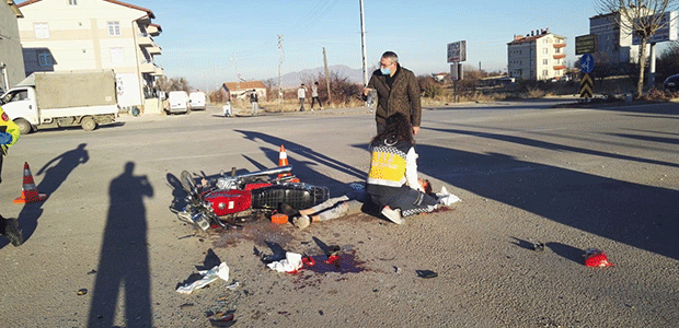Konya'da Kamyonetle Motosiklet Çarpıştı: 2 Yaralı