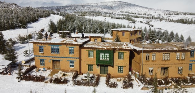   Sonsuz Şükran Köyü Kar Manzarasıyla Ayrı Güzelliğe Büründü
