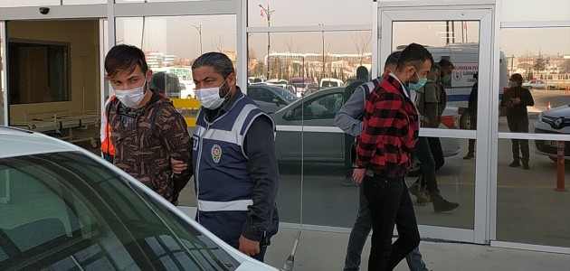 Konya'da Bıçakla Vatandaşı Gasp Eden 3 Zanlı Tutuklandı