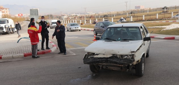 Karaman'da çarpışma sonucu araç ters döndü 