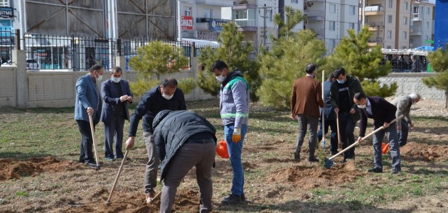 Karaman Eğitim ve Araştırma Hastanesi Bahçesine 150 adet fidan dikimi gerçekleştirildi.