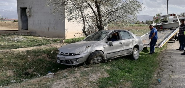  Konya'da Araba Şarampole Devrildi: 6 Yaralı