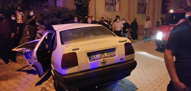 Freni Boşalan Otomobil, Mezarlık Duvarına Çarptı