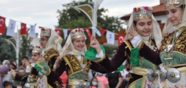 Halk Oyunu Ekiplerinden Keyifli Dakikalar 