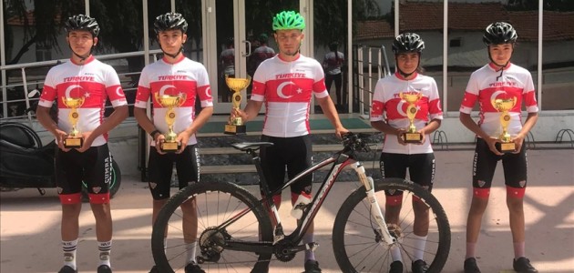  Konyalı Bisiklet Şampiyonlarının Antrenmanları Tarladan
