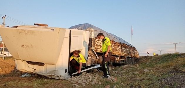 EREĞLİ'DE TIR ŞARAMPOLE DEVRİLDİ: 1 YARALI