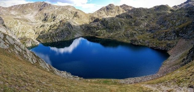   22 SAAT GÖLDE KAYBOLAN BALIKCIYI ÇÖP KURTARDI
