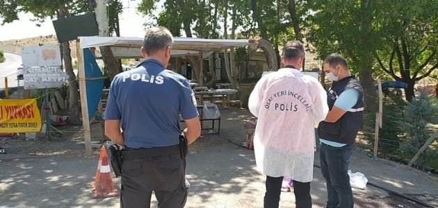 MÜŞTERİ ÇAY SOĞUK DEDİ, KADINI BAŞINDAN VURARAK ÖLDÜRDÜ