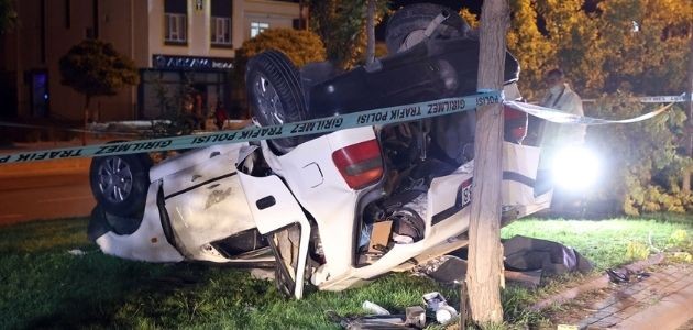  Konya’da Otomobil Refüje Çarptı; 1 Ölü, 2 Yaralı