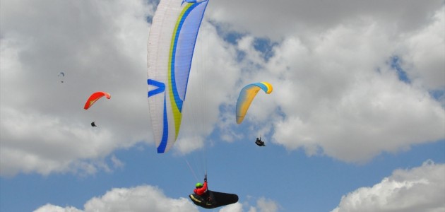 BU KADAR PARAŞÜTLÜ GÖKDE NE YAPIYOR?