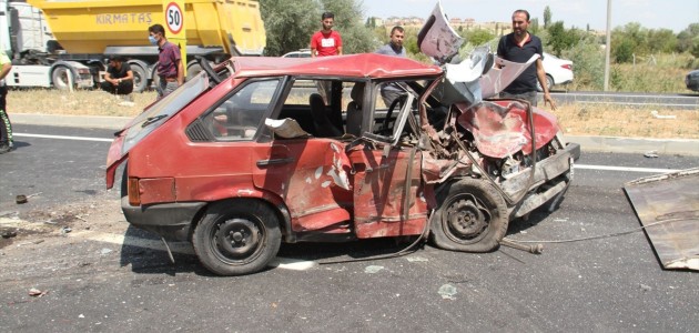 BEYŞEHİR'DE İKİ OTOMOBİL ÇARPIŞTI