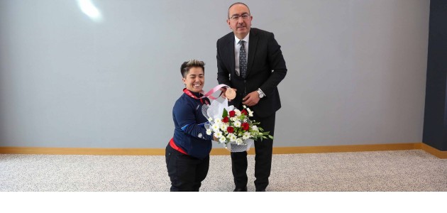 TOKYO’DAN DÖNEN SPORCULARDAN BAŞKAN KAVUŞ’A TEŞEKKÜR ZİYARETİ