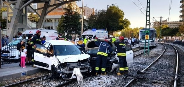 2 OTOMOBİL TRAMVAY YOLUNA GİRDİ : 4 YARALI