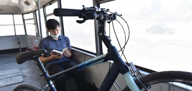 KONYA TRAMVAYLARINDA KİTAP DAĞITILDI