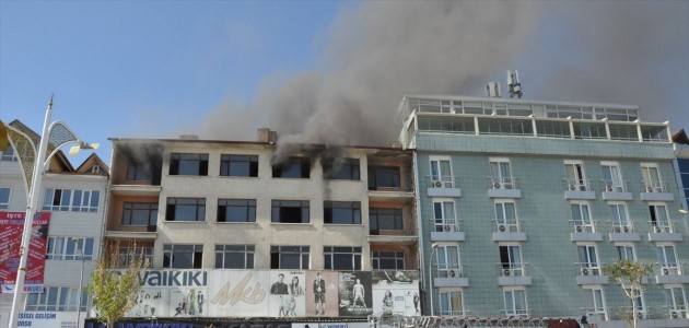  Konya'da 5 Katlı Binada YANGIN Sebebiyle Çatı Çöktü !