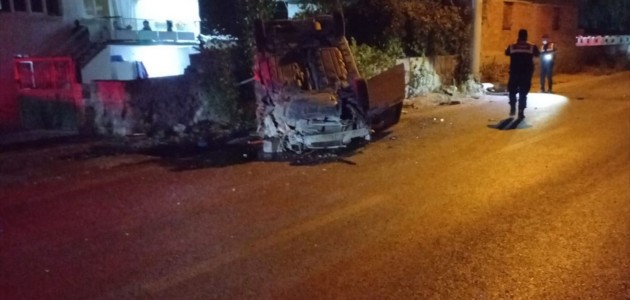 KONYA'DA İKİ KAMYONET ÇARPIŞTI