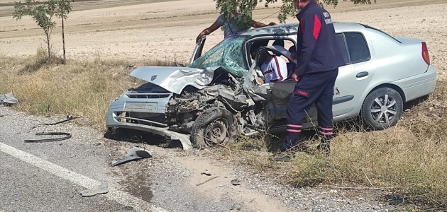2 otomobilin çarpışması sonucu meydana gelen trafik kazasında 4 kişi yaralandı.