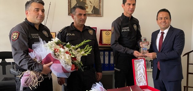 
Avukatı tabancayla yaralayan zanlıları yakalan polise plaket