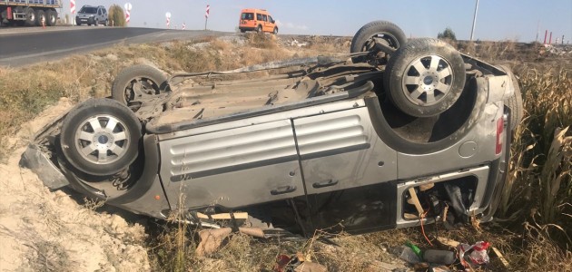  Konya'da devrilen araçtaki 6 kişi yaralandı
