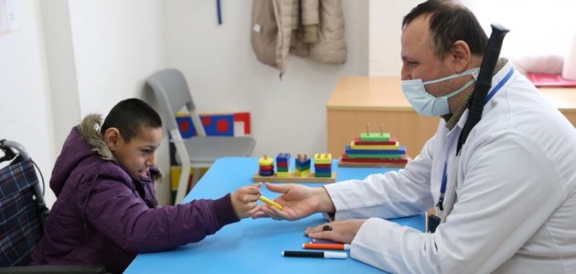 Göremeyen baba, zihinsel engelli oğlu için özel eğitim öğretmenliği okuyor