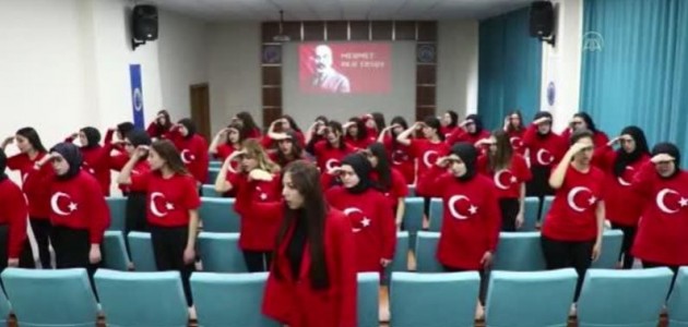 Üniversiteliler işaret diliyle İstiklal Marşı'nı okudu