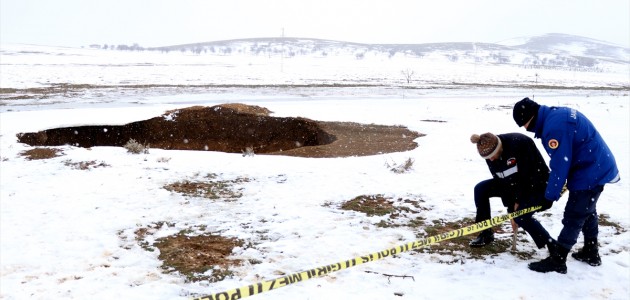 
Konya'da bir mahallenin 500 metre yakınında iki obruk birden oluştu