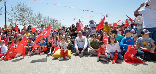 MERAM’DA 23 NİSAN ON BİNLERCE KİŞİNİN KATILIMIYLA KUTLANDI