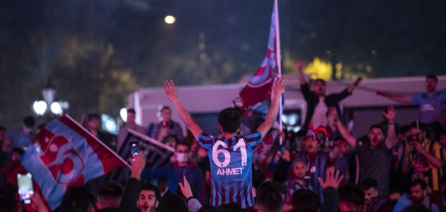  Trabzonspor şampiyonluğu kutluyor