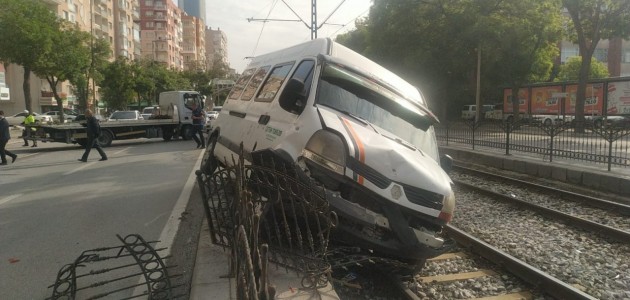  KONYA’DA ALKOLLÜ SÜRÜCÜ TRAMVAY HATTINA GİRDİ