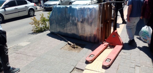  Kuruyemiş yüklü el forklifti işçinin üzerine devrildi