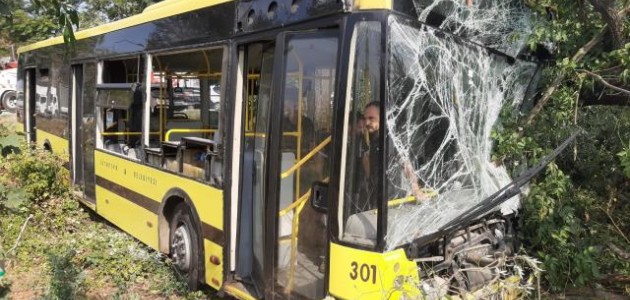 Belediye otobüsü şarampole devrildi