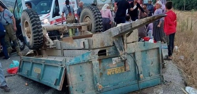  Tarım işçilerini taşıyan traktöre kamyonu ile çarpıp kaçtı: 1 ölü 13 yaralı