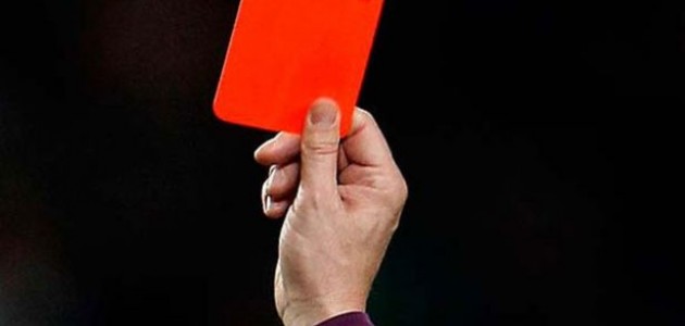  Kırmızı kart gösteren hakemi uçurumdan attılar!