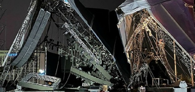   Konser için kurulan dev sahne çöktü