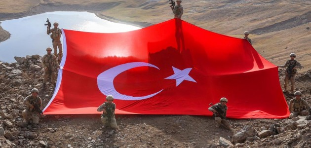  Tendürek Dağı`nın zirvesine Türk bayrağı dikildi