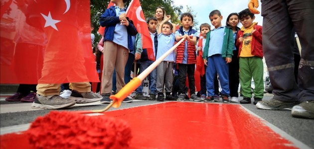  Öğrenciler yaya geçitlerini 