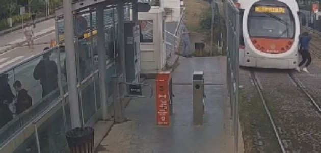 Kulaklıkla yaya geçidinden geçen kıza tramvay çarptı