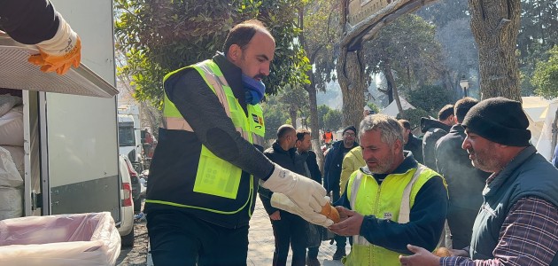  BAŞKAN ALTAY MOBİL MUTFAK TIRI VE EKMEK FIRININDA YEMEK DAĞITIMI YAPTI